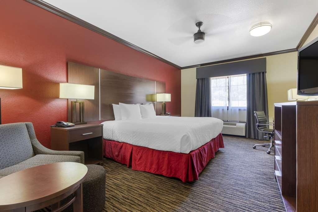 Best Western Plus Classic Inn And Suites Center Room photo